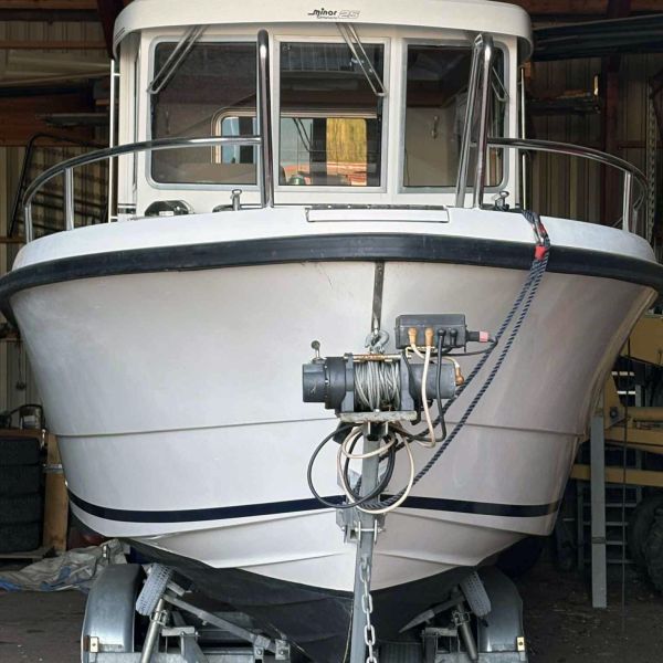 Minor 25 Offshore front