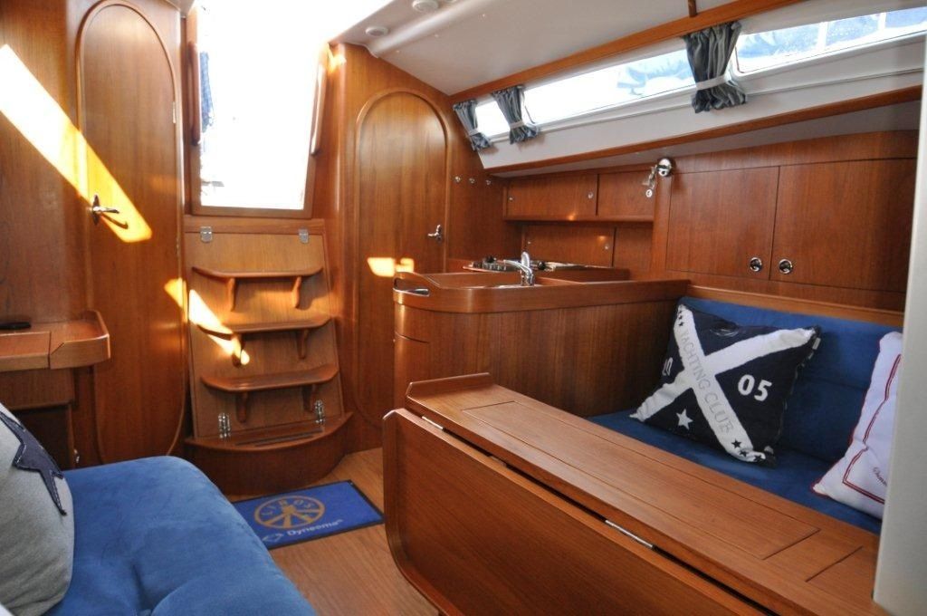 Finn Flyer 32 CR interior