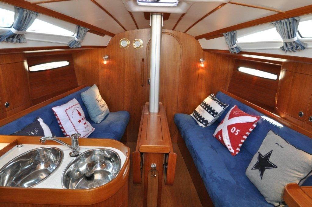 Finn Flyer 32 CR interior