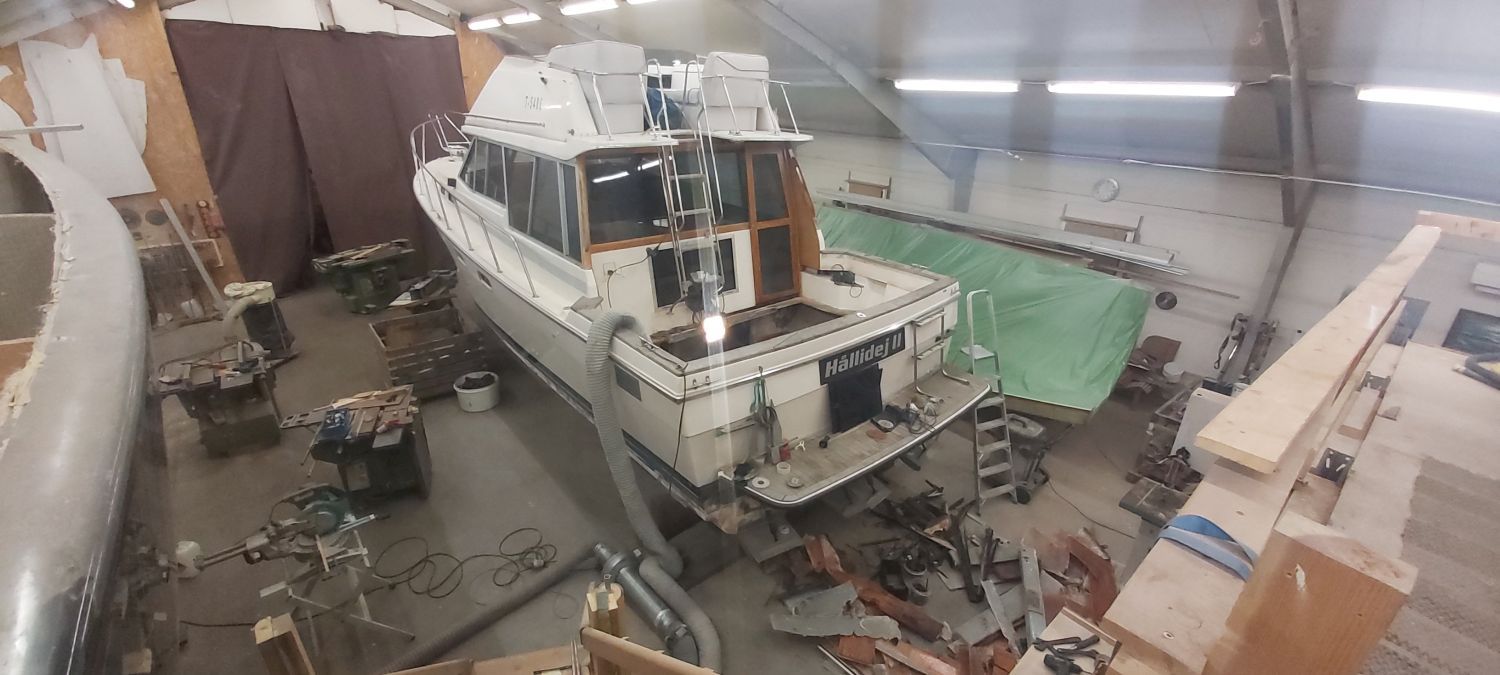 Boat repairs at Finn Flyer Marina
